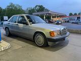 Mercedes-Benz W201 190E 1.8 TÜV 12/27 Tausch gegen Vespa 50 - Mercedes-Benz 190 mit Benzin-Antrieb: Limousine, 2.5