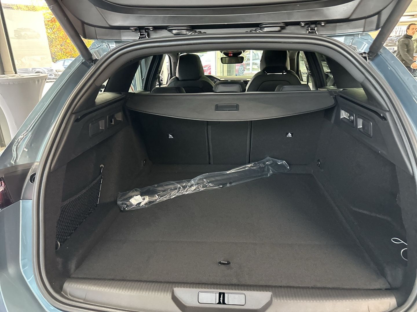 Fahrzeugabbildung Peugeot 308 SW GT Hybrid 145 e-DSC6 El. Panodach Navi