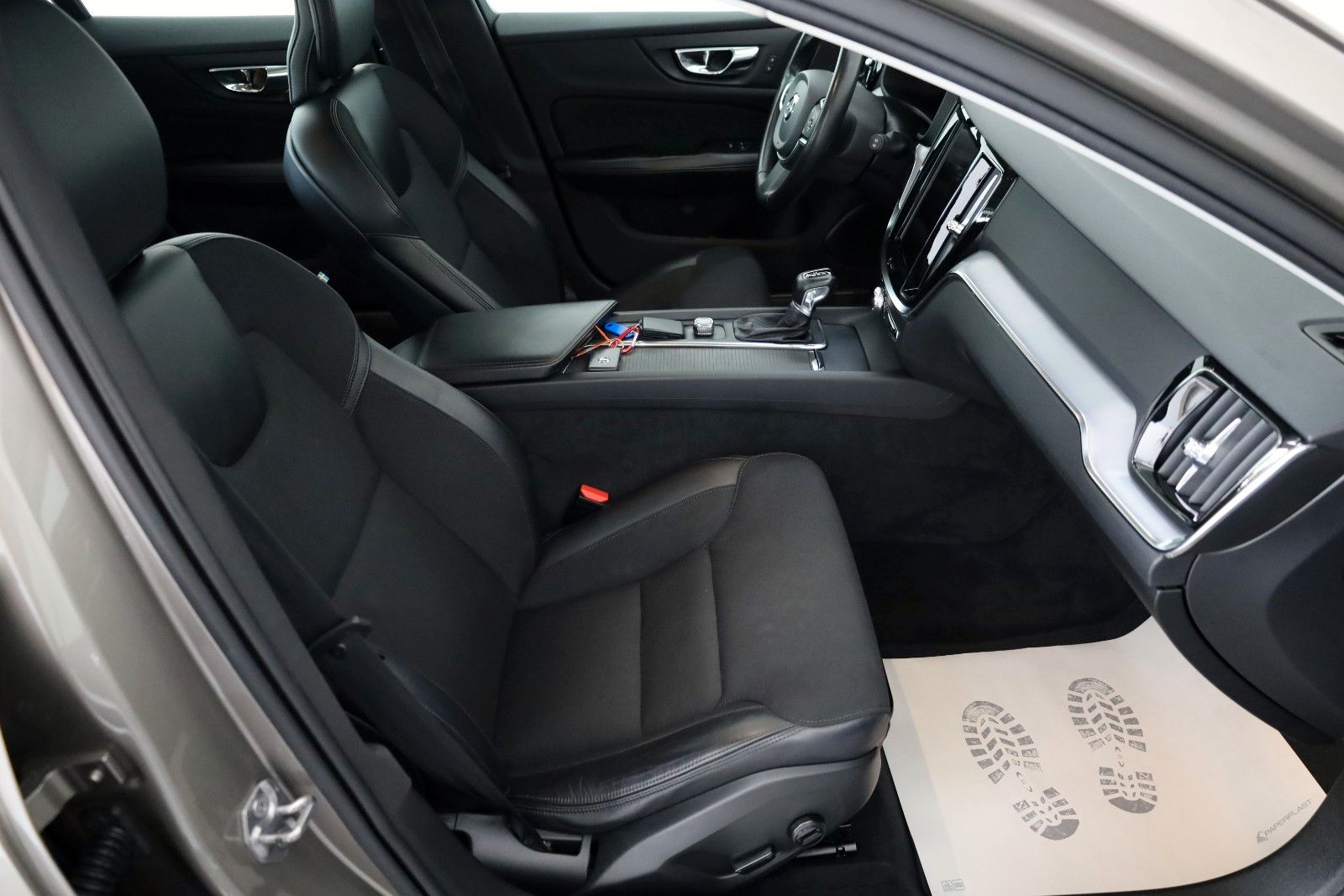 Fahrzeugabbildung Volvo V60 Momentum, T.Leder,Navi,LED,SH,PDC,AHK