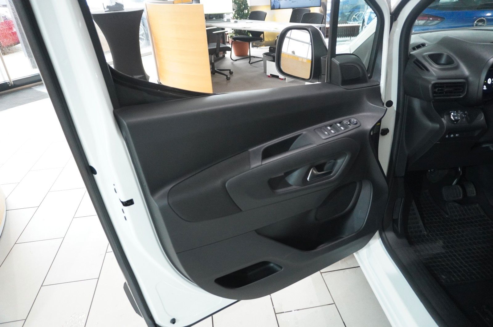 Fahrzeugabbildung Opel Combo-e LIFE ELEGANCE 11KW NAVI/KAMERA/VIRT./DAB