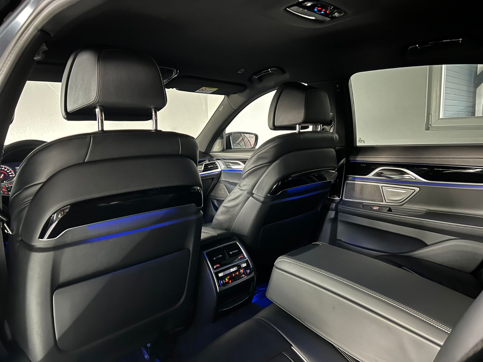 Fahrzeugabbildung BMW 750 d xDrive M SPORT/LASER/EXECUTIVE PRO/FROZEN