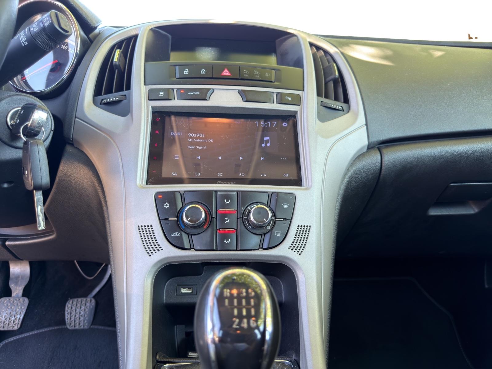 Opel Astra 2014 — photo 10
