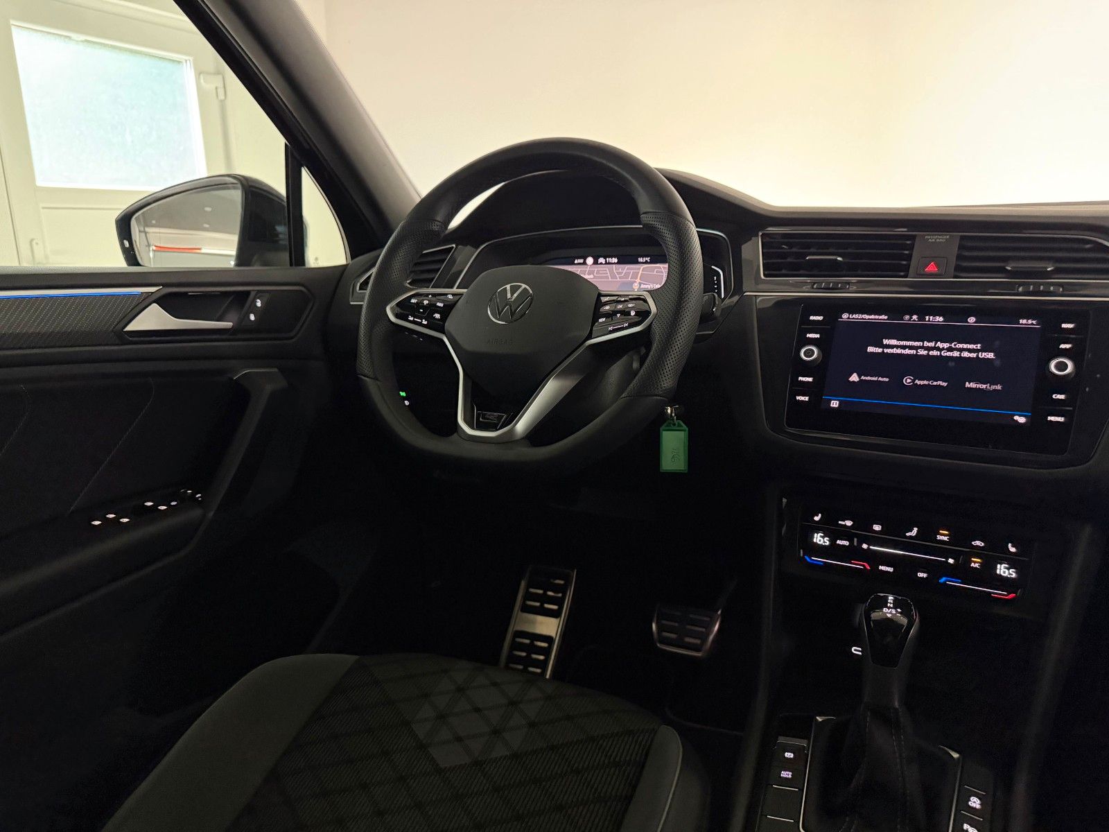 Fahrzeugabbildung Volkswagen Tiguan 2.0 TDI R-LINE/IQ-LED/KAMERA/ACC/AMBI+