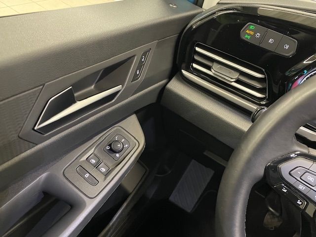 Fahrzeugabbildung Ford Tourneo Connect Active PANO Winterpaket AHK