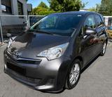 Toyota Verso-S  - graue Toyota Verso-S