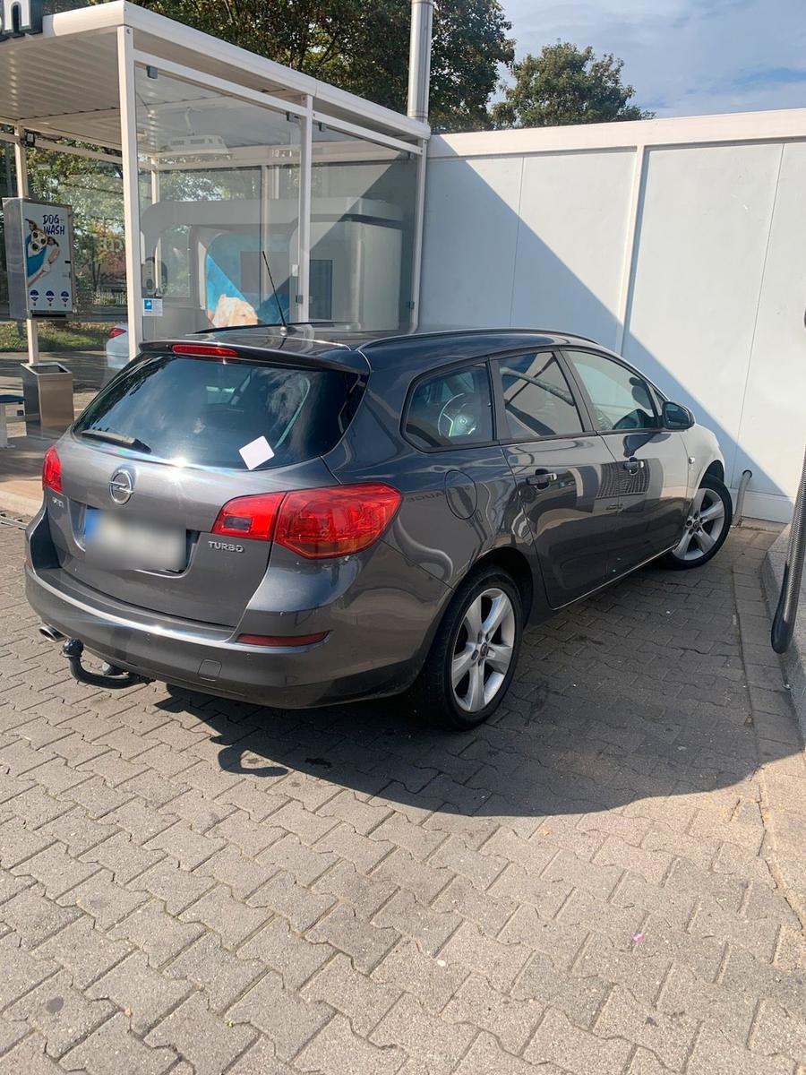 Opel Astra 2012 — rear view