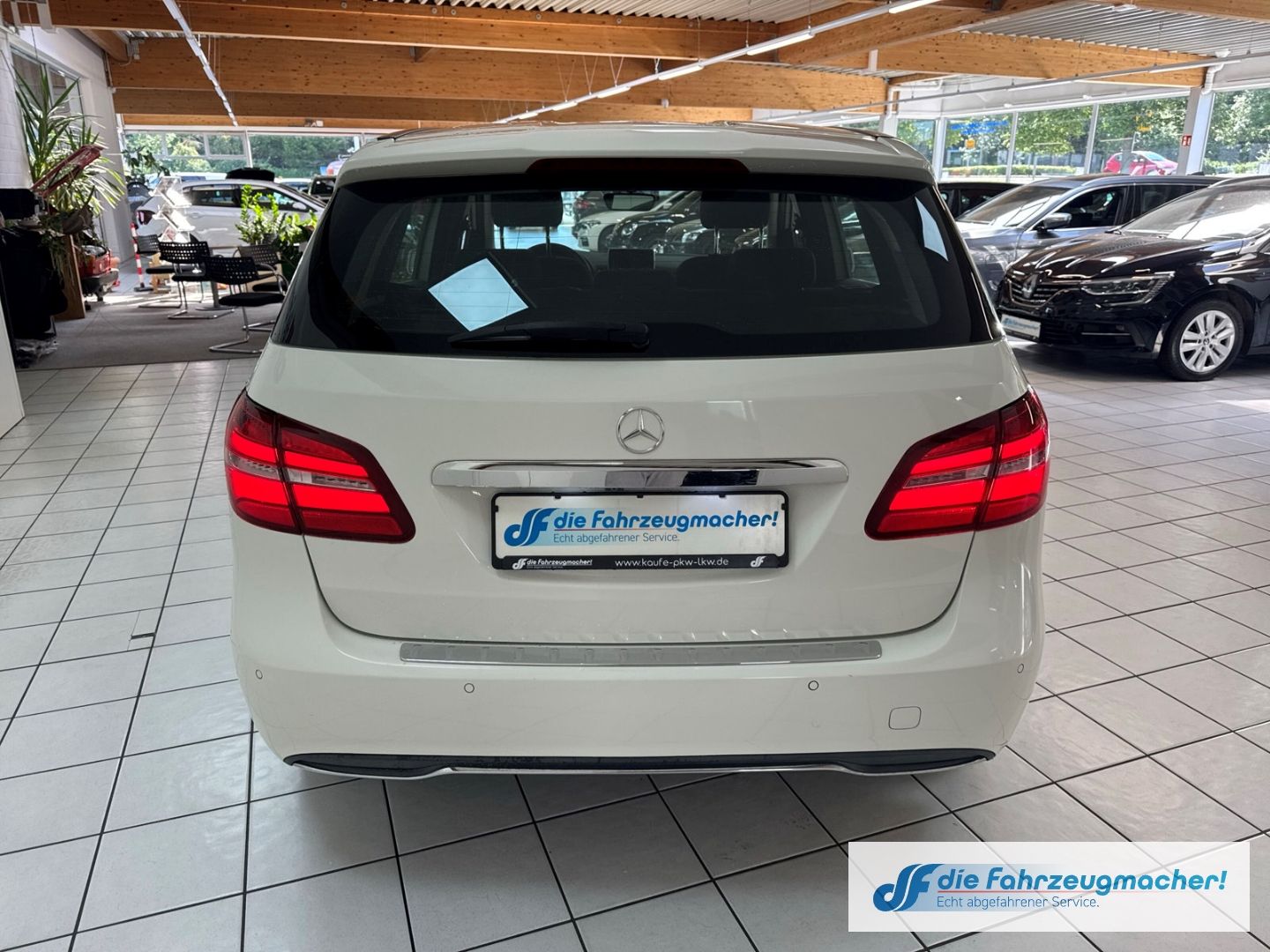 Fahrzeugabbildung Mercedes-Benz B 180 AHK-klappbar Navi LED SHZ Parklenkass. Rüc