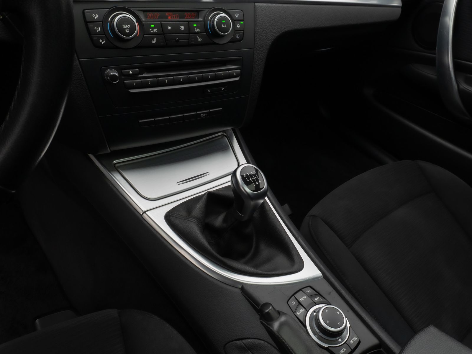 Fahrzeugabbildung BMW 118d Glasdach Navi Sitzhzg Xenon PDC 8Fach