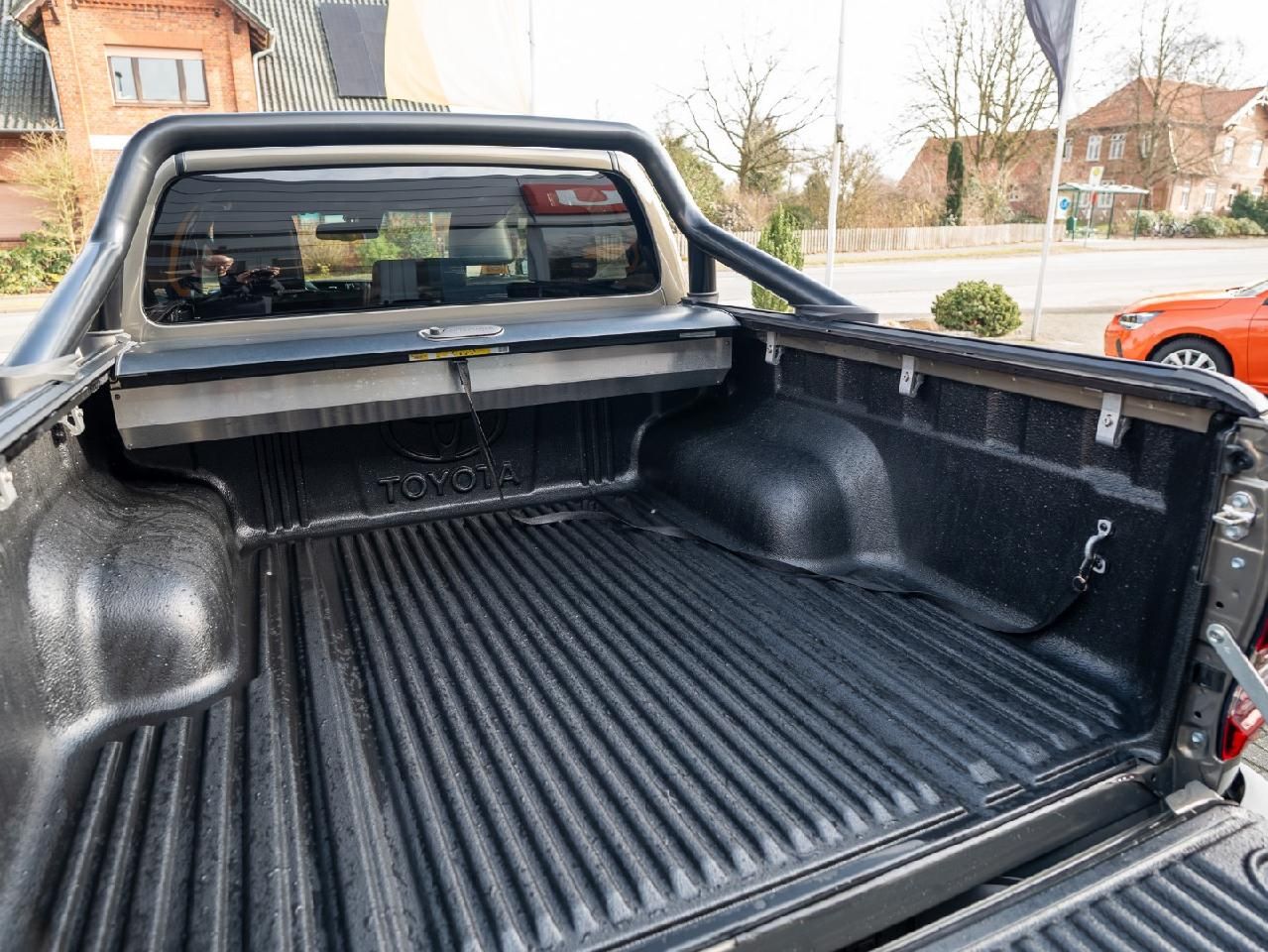 Fahrzeugabbildung Toyota Hilux Double Cab Invincible 4x4