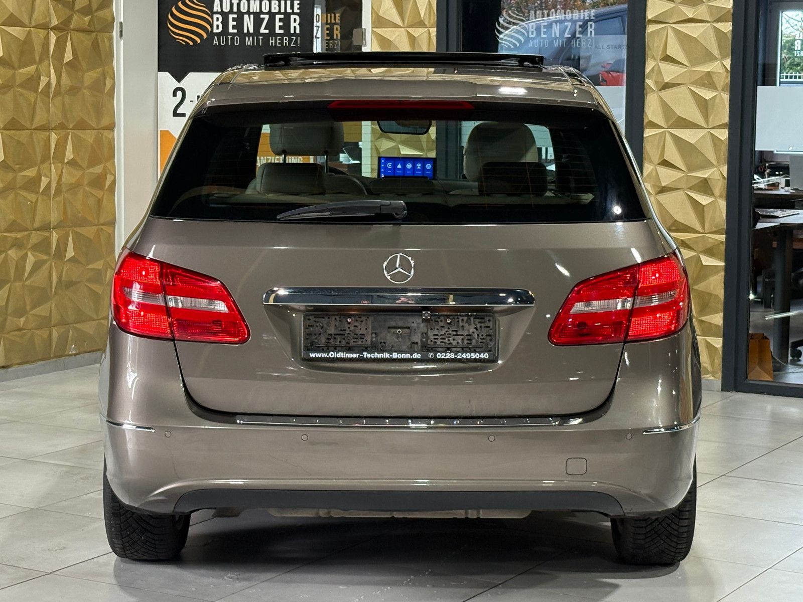 Fahrzeugabbildung Mercedes-Benz B 200/PANO/MEMORY/KLIMA/CAR-PLAY/2.HAND/KAMERA