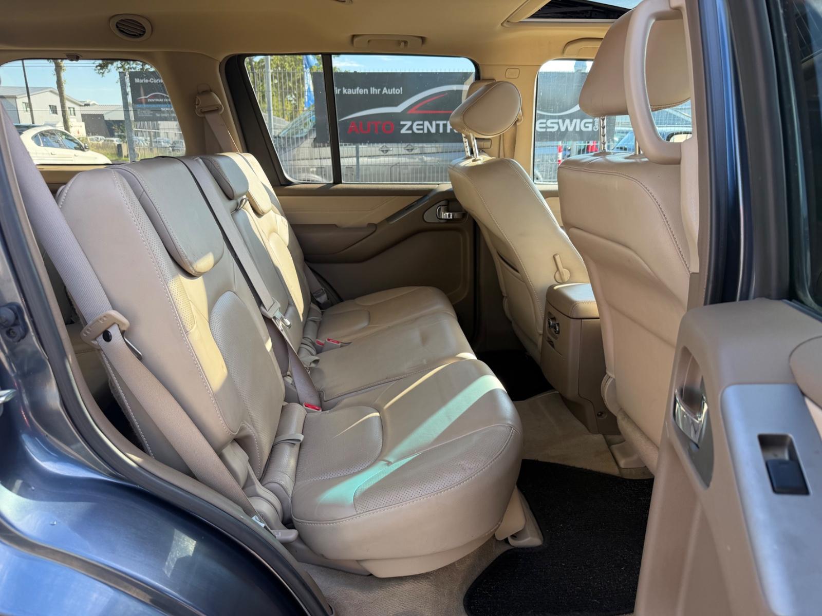 Nissan Pathfinder LE 2.5 dCi 171 ch BVA 4x4 / 7 places / 1ère main / Toit ouvrant / Cuir / Caméra de recul