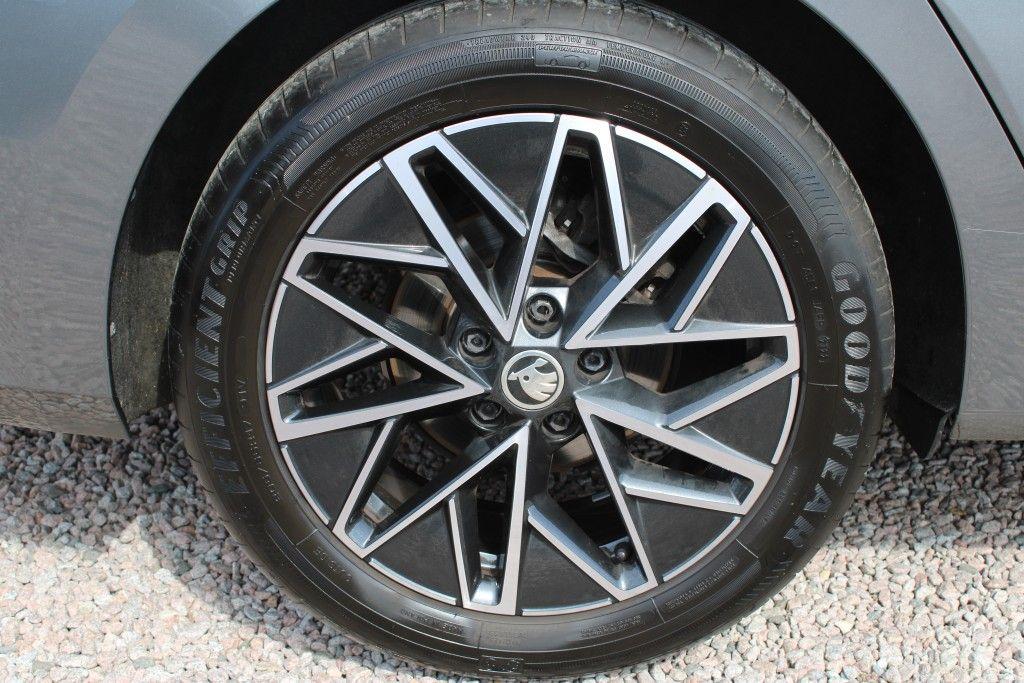 Skoda Octavia Combi 2.0 TDI DSG Clever *AHK,APP,SHZ*