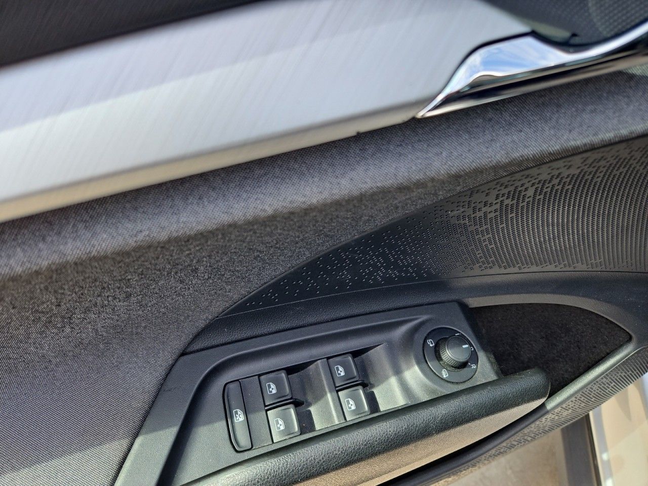 Fahrzeugabbildung SKODA Enyaq 60 Loft Navi,AHK,LED,SHZ,Klima 3 Zonen