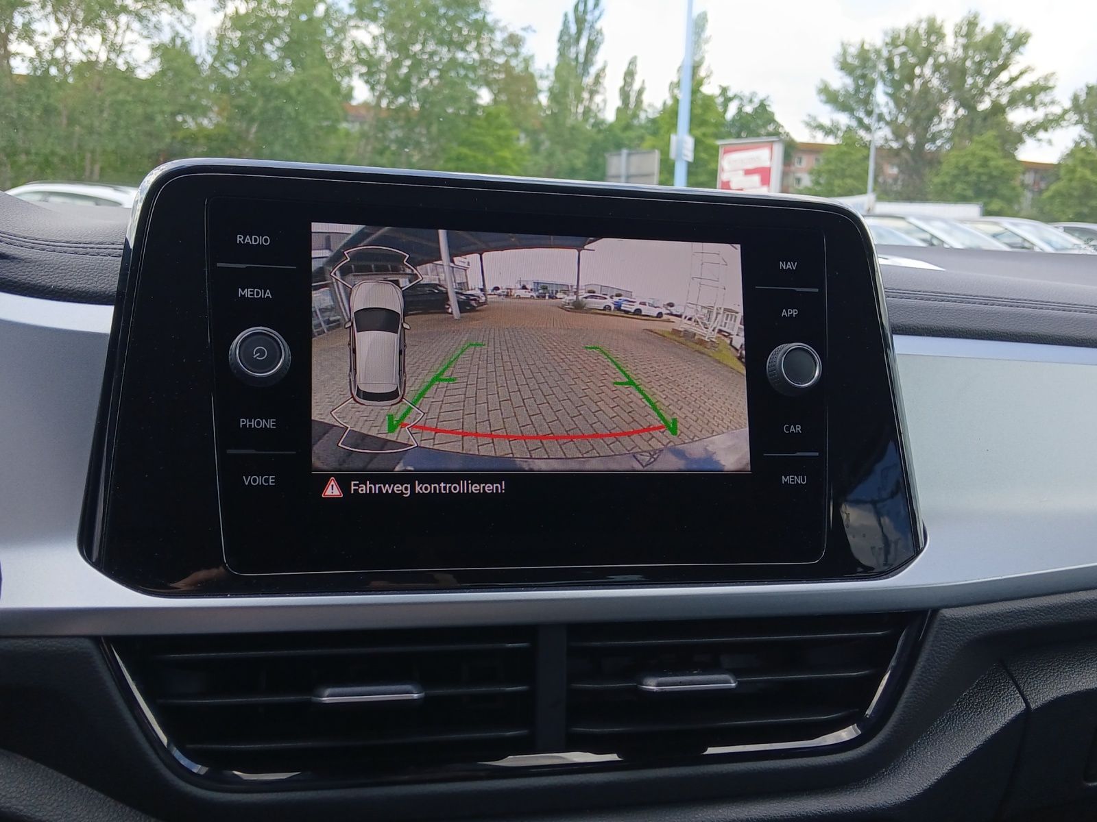 Fahrzeugabbildung Volkswagen T-Roc TSI Life DSG LED AHK Navi AID ACC RFK SH 1