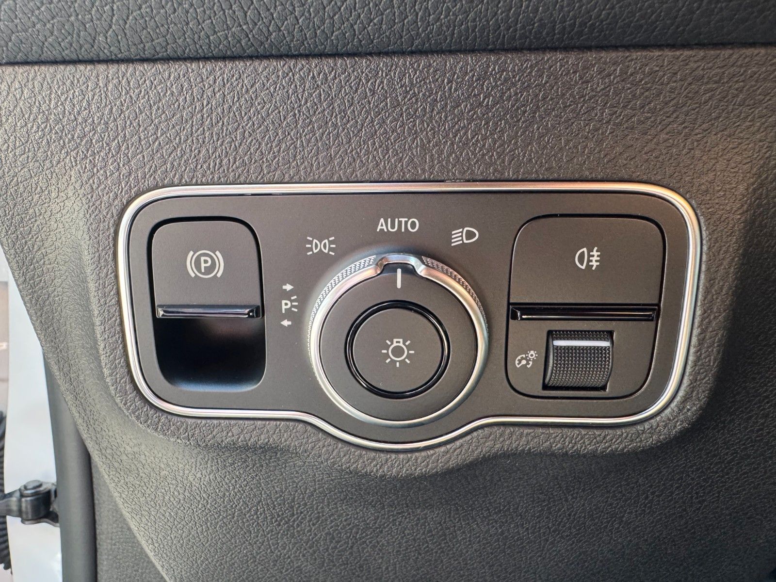 Fahrzeugabbildung Mercedes-Benz GLB 180 Style+Distronic+RKamera+Vollleder