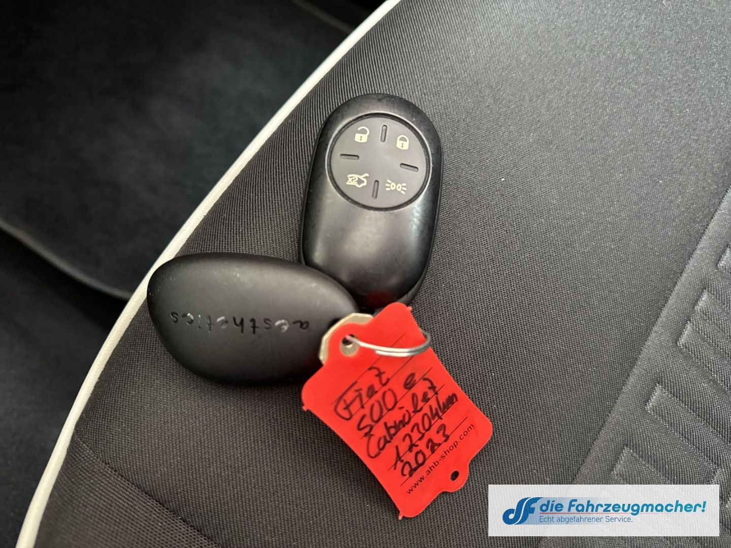 Fahrzeugabbildung Fiat 500 e Navi Soundsystem Apple CarPlay Android Au