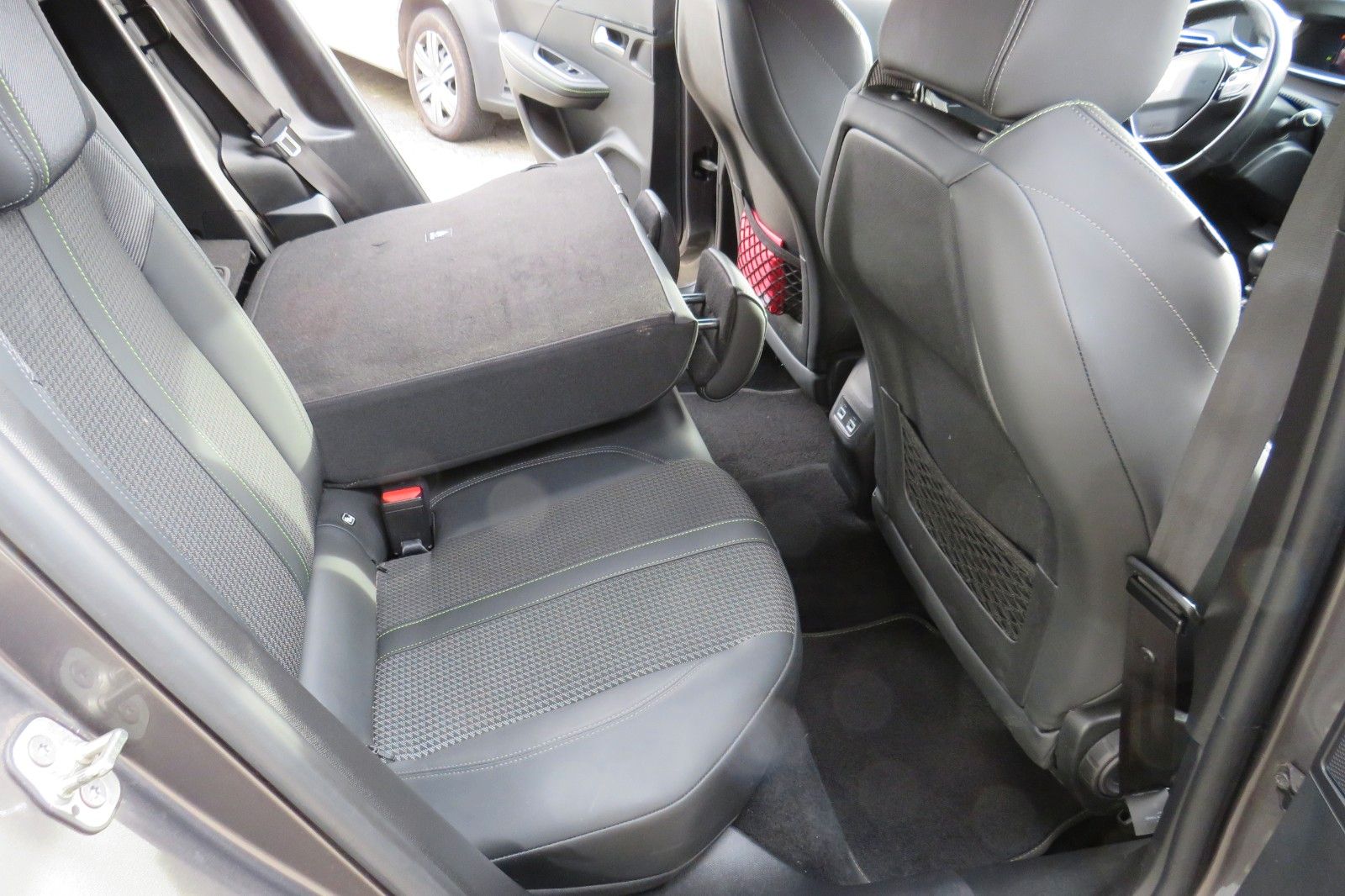 Fahrzeugabbildung Peugeot 2008 GT 1.2 PURETECH NAVI KAMERA PDC ACC 1.HAND