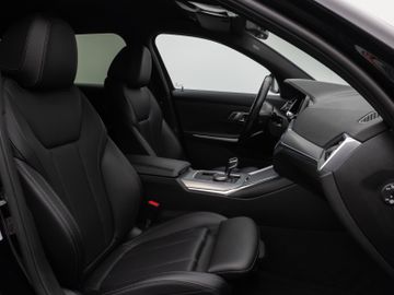 Fahrzeugabbildung BMW 320e Advantage DAB HiFi PDC AHK Alarm LED Sport