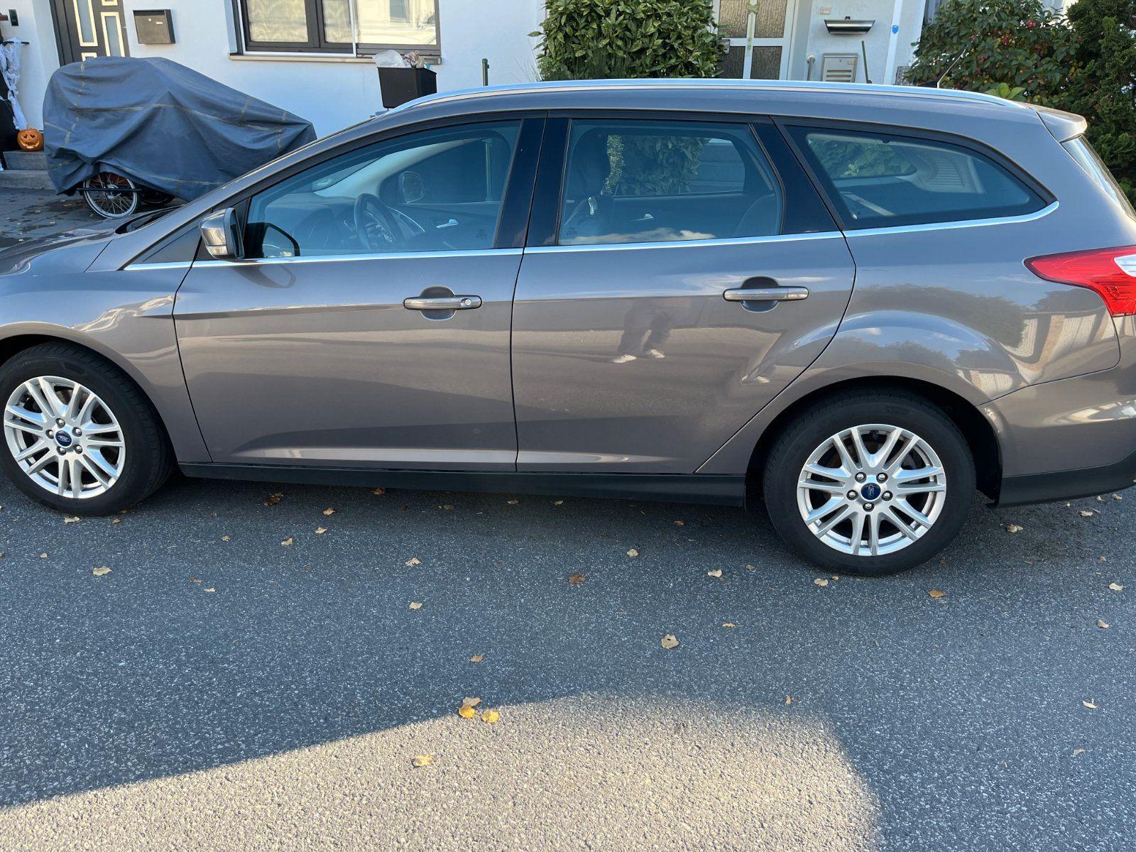Ford Focus 2013 — interior