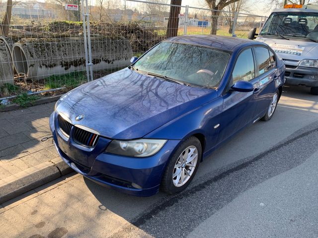 BMW 320 Baureihe 3 Lim.320d~Navi~Leder ~Pumpe Defekt