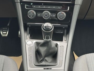 Volkswagen Golf Sound 1,0l TSI 110 PS 6-Gang