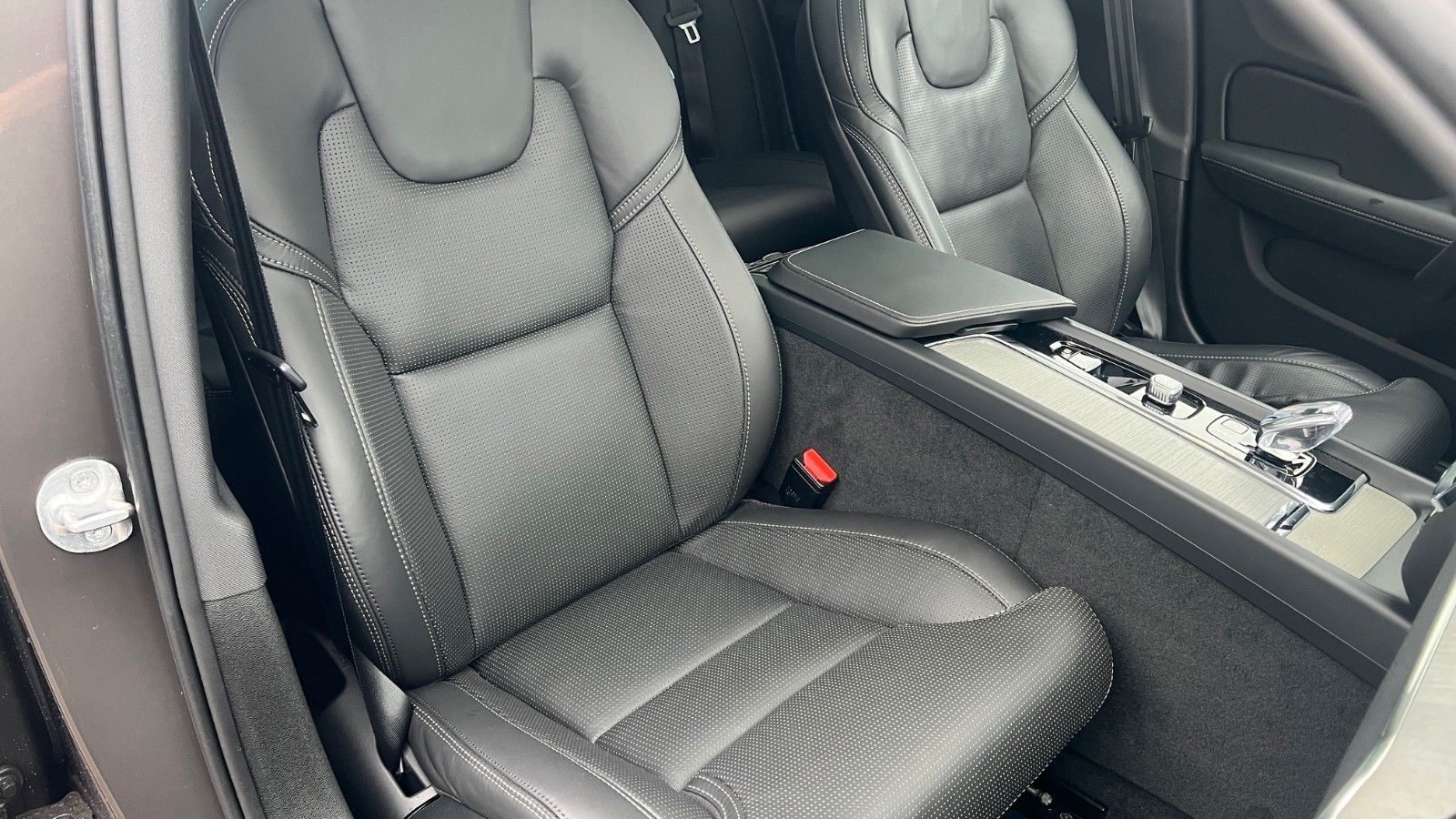 Fahrzeugabbildung Volvo V60 B4 CC Ultimate AWD*B&W*360°*SH*Massage*