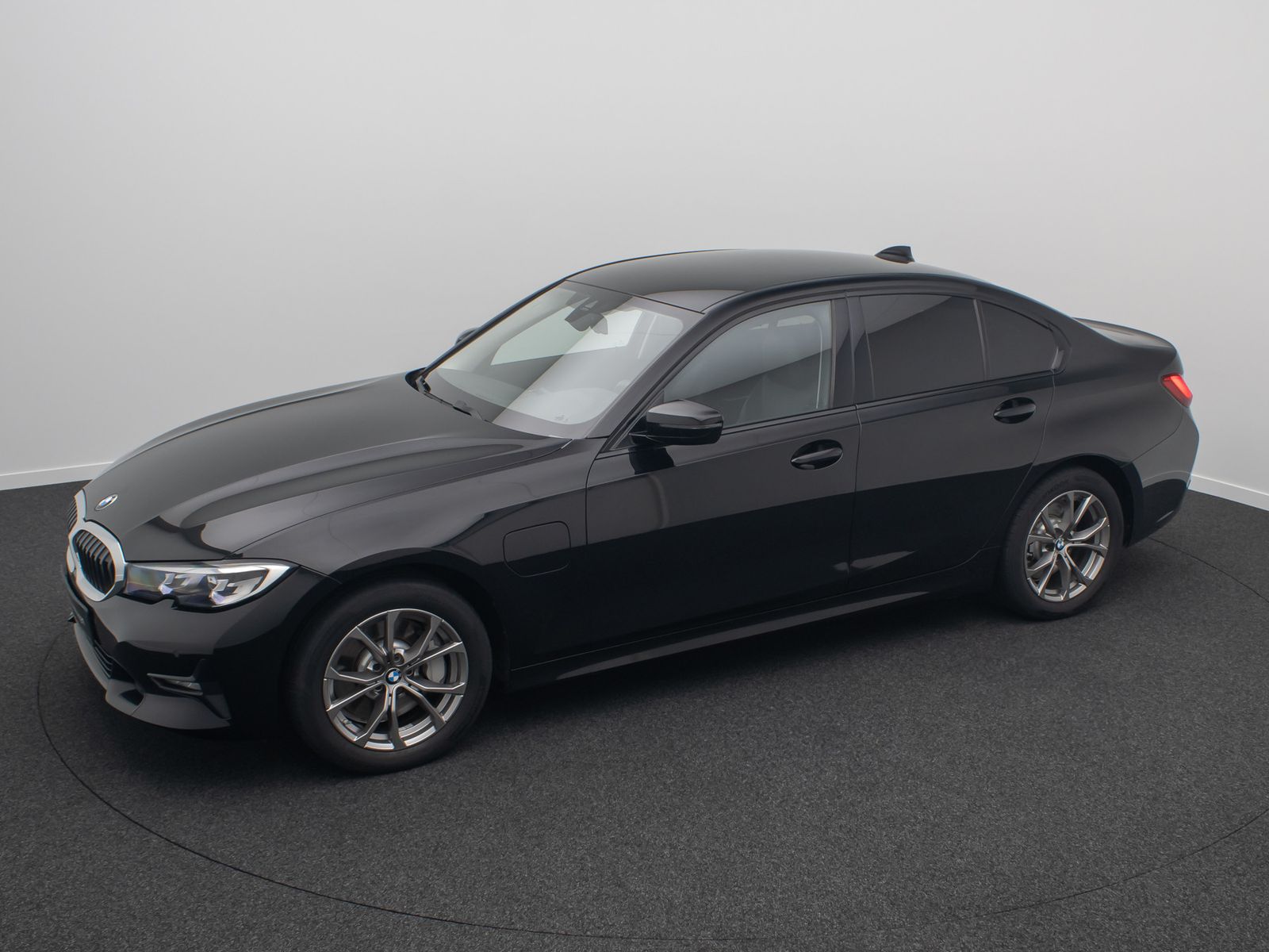 Fahrzeugabbildung BMW 330e Sport Line DAB Alarm Geschwindig Teilleder