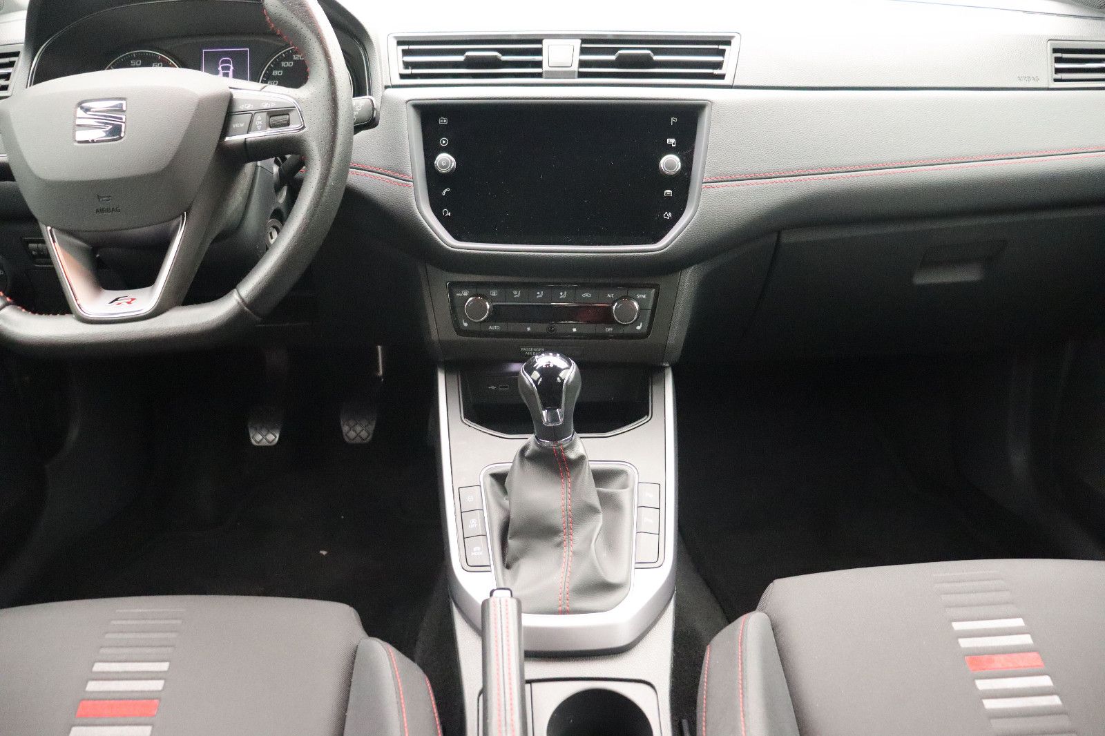 Fahrzeugabbildung SEAT Arona 1.5 FR-Design NAVI AHK KAMERA