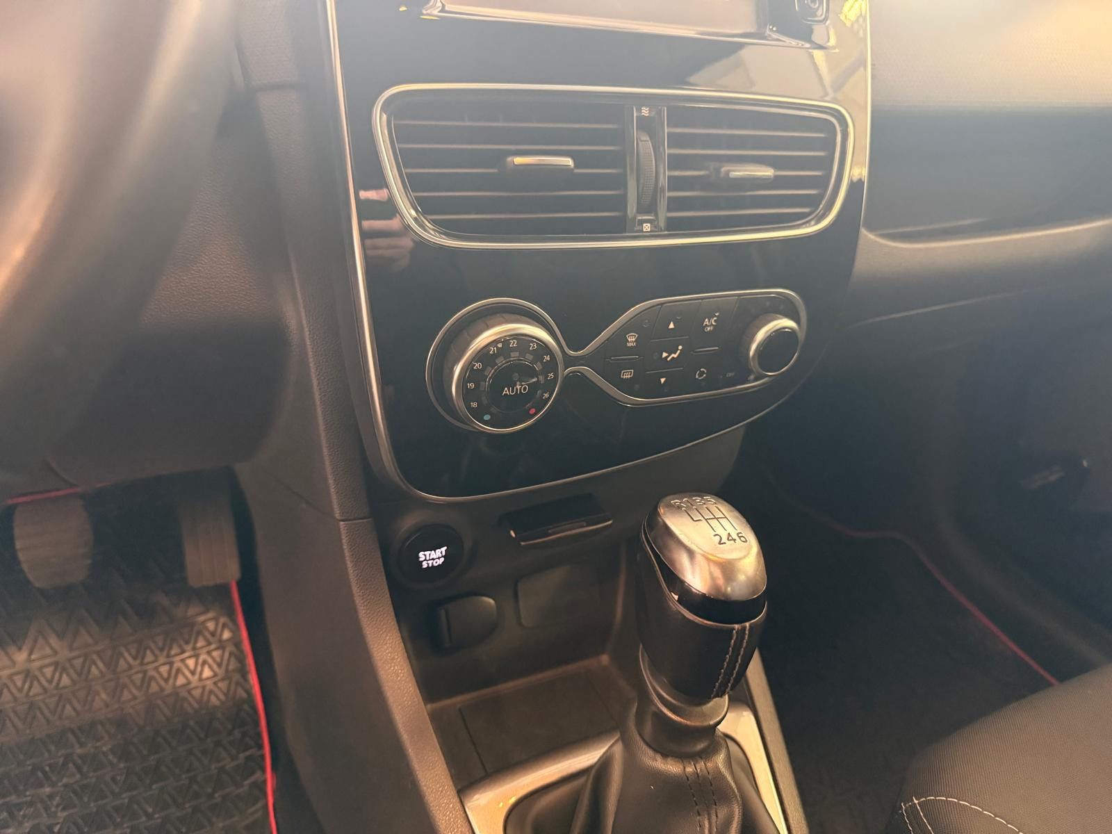 Fahrzeugabbildung Renault Clio IV Limited / KLIMA/ KEYLESS/TÜV SERVICE NEU