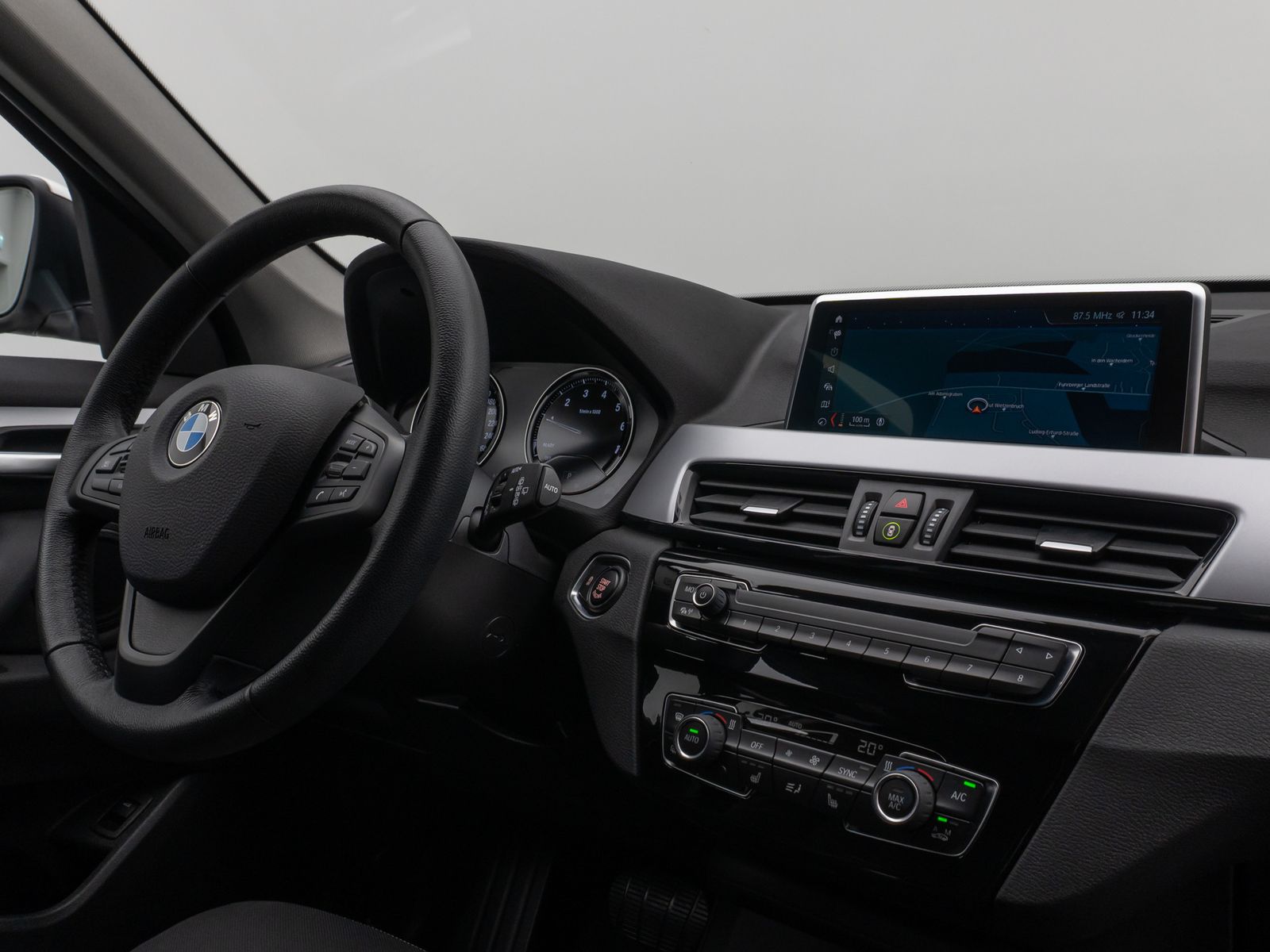 Fahrzeugabbildung BMW X1 sD18i Parkassistent DAB HiFi Navi LED Sport
