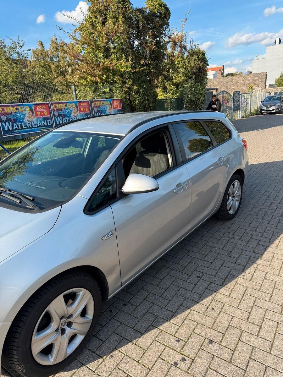 Opel Astra 2011 — вигляд ззаду