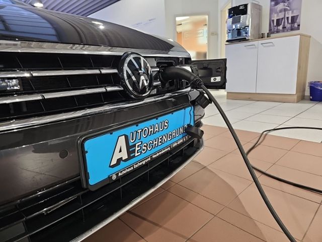 Fahrzeugabbildung Volkswagen Passat Variant 1.4 DSG Hybrid GTE UPE 62TEUR PAN