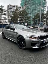 BMW M5 xDrive A M5 - silberne BMW M5