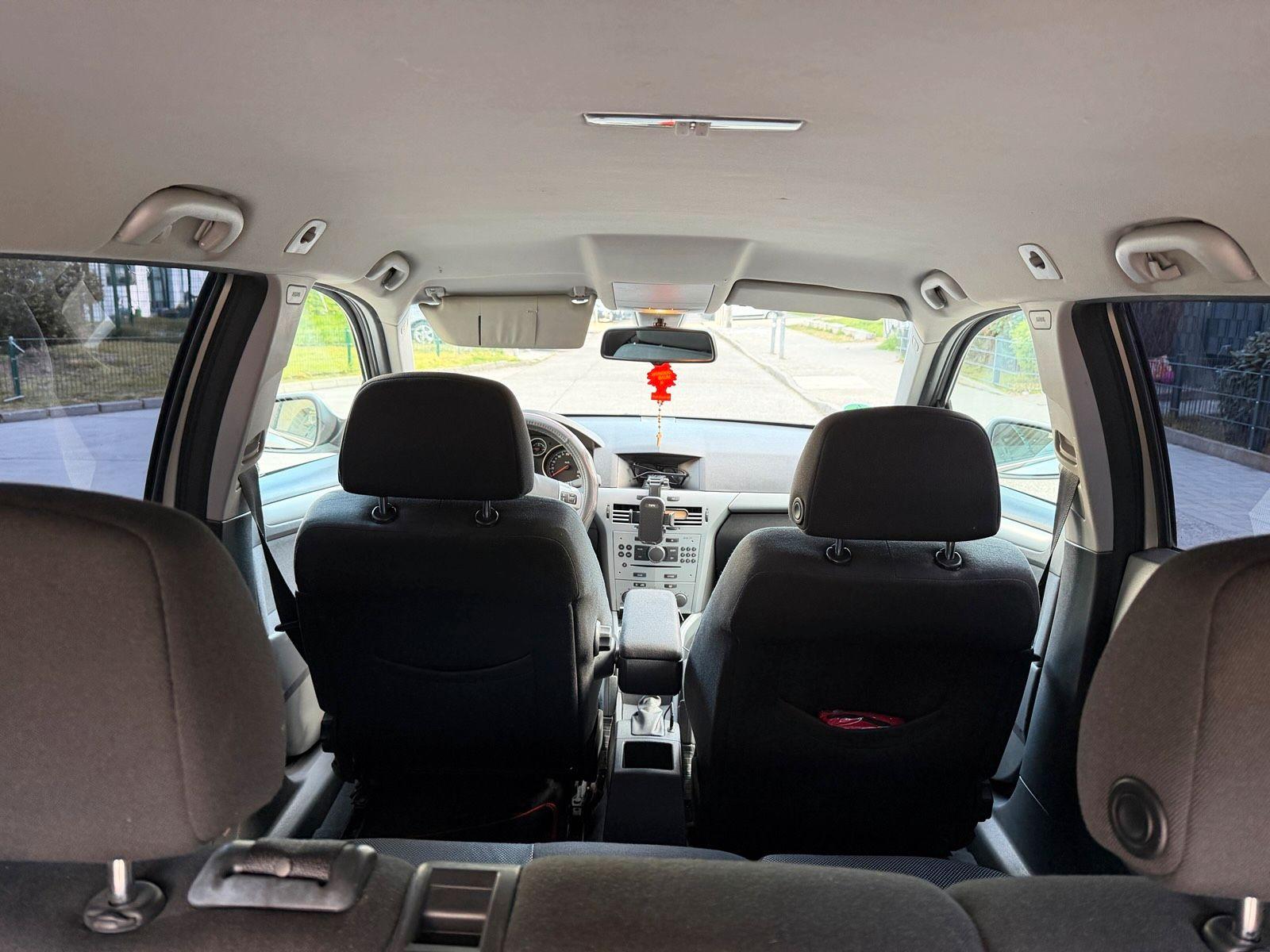 Opel Astra 2009 — photo 8
