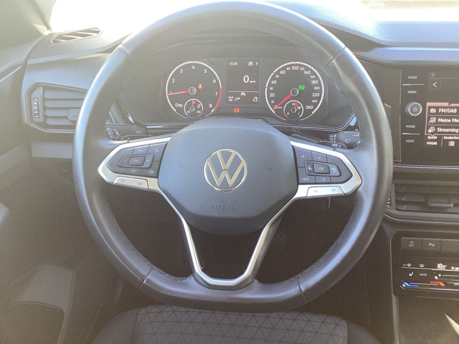 Fahrzeugabbildung Volkswagen T-Cross Life Navi Climatronic PDC SH LM