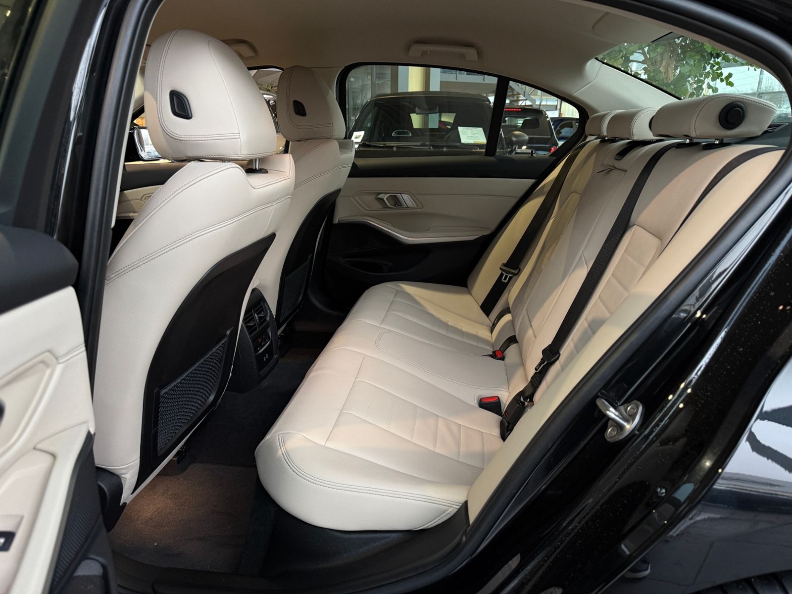 Fahrzeugabbildung BMW 320d Shadow Line AHK HUD KAM LED