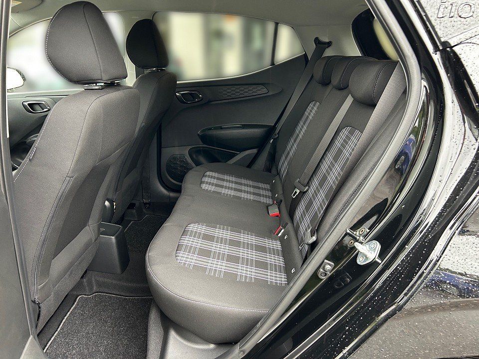 Fahrzeugabbildung Hyundai i10 1.2 5TÜRER PRIME SMARTKEY+NAV+KAMERA+CARPLAY
