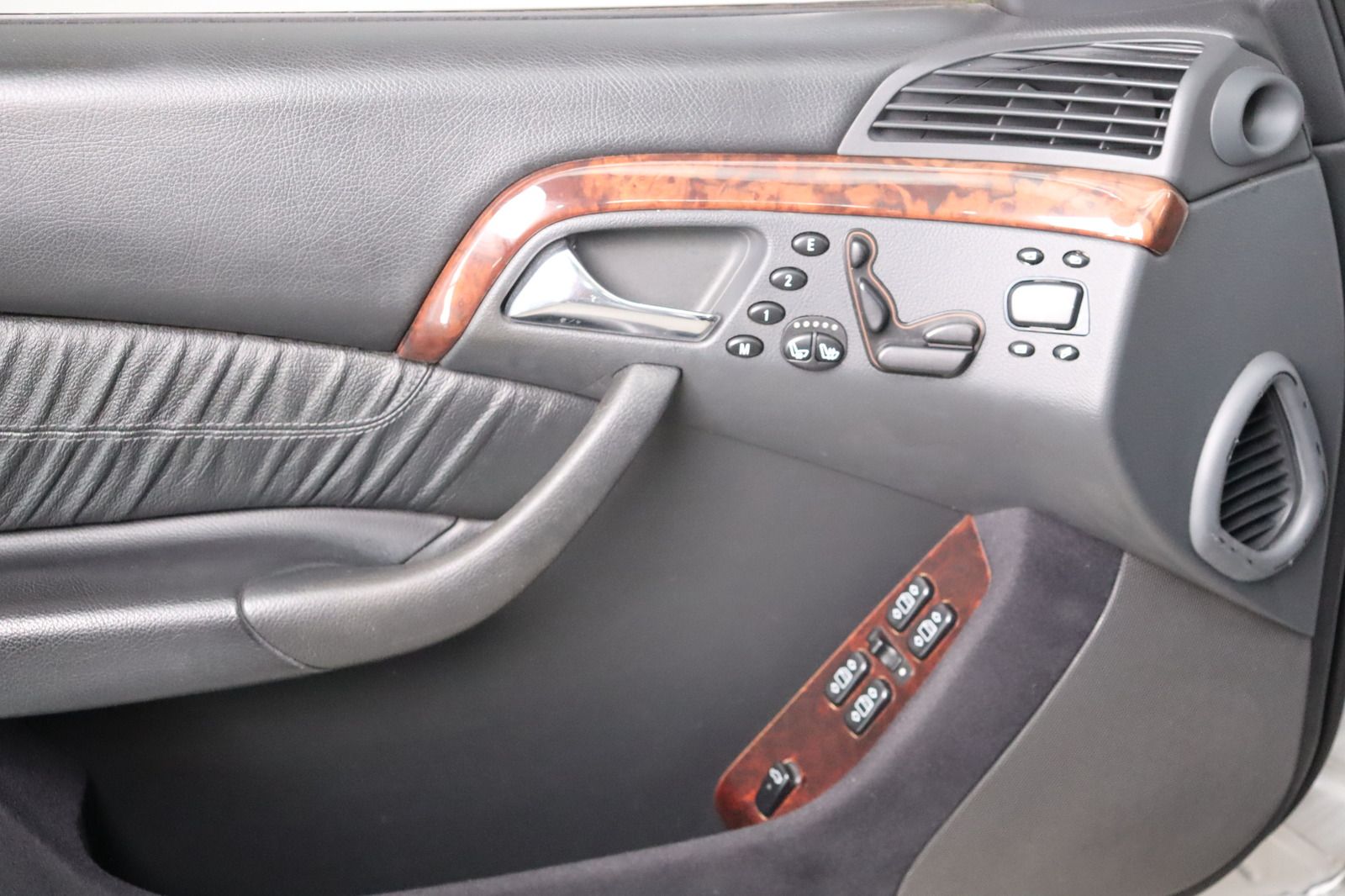 Fahrzeugabbildung Mercedes-Benz S 320 * Memory * Sitzhzg./-lüftung * PDC