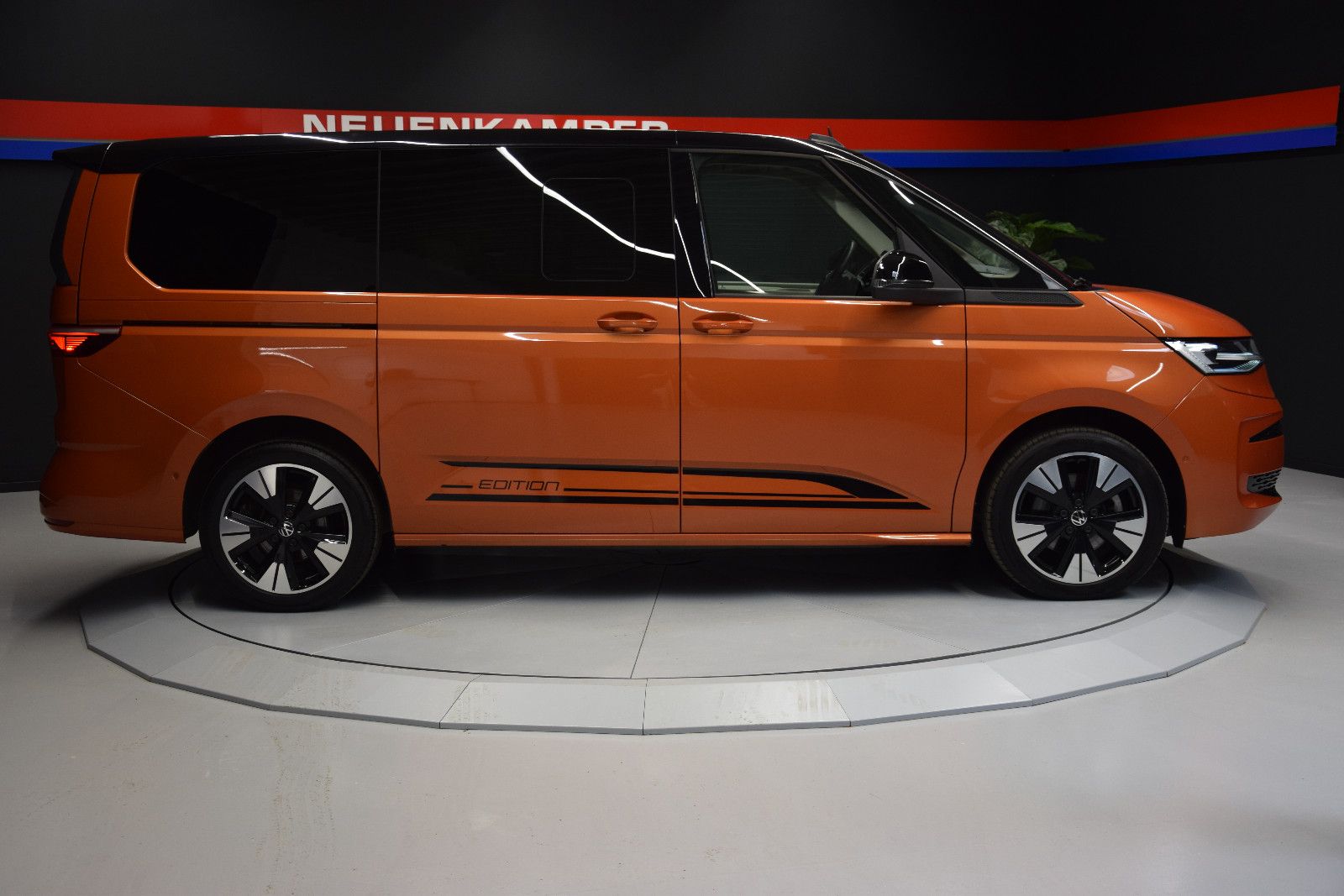Fahrzeugabbildung Volkswagen T7 Multivan Edition lang Pano ACC vis-a-vis AHK