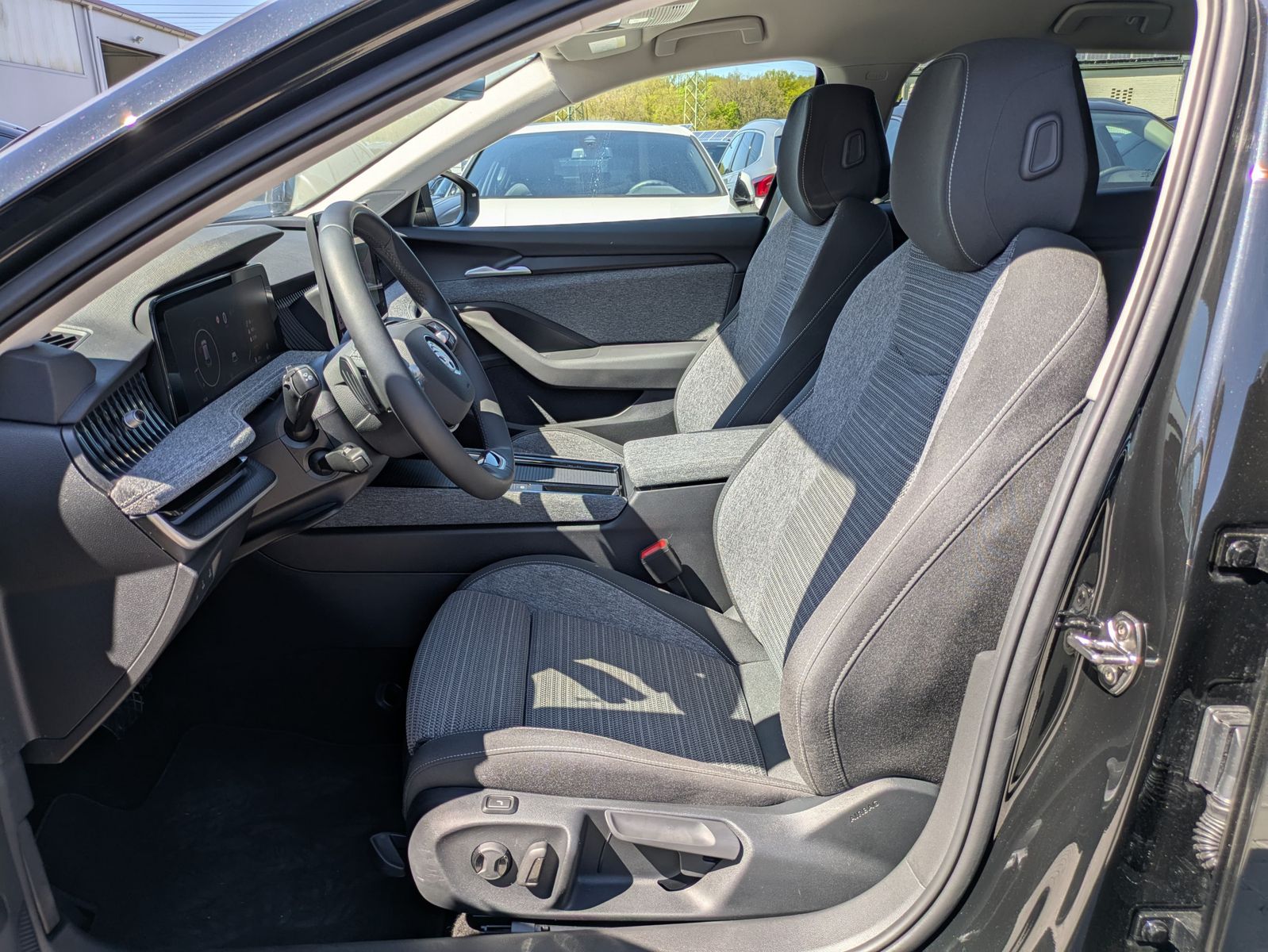 Fahrzeugabbildung SKODA Superb 2.0 TDI 4x4 Selection MATRIX*AHK*5J GAR.