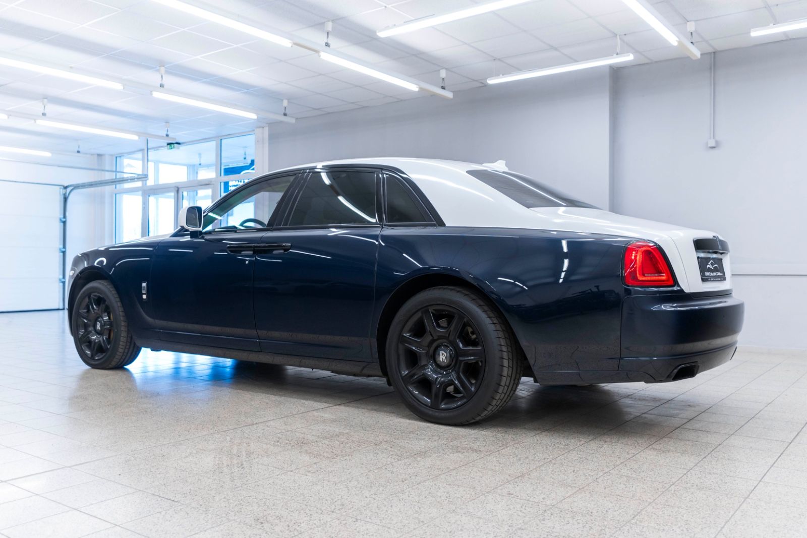 Fahrzeugabbildung Rolls-Royce Ghost V12 TWO TONE FACELIFT STERNHIMMEL KÜHLBOX