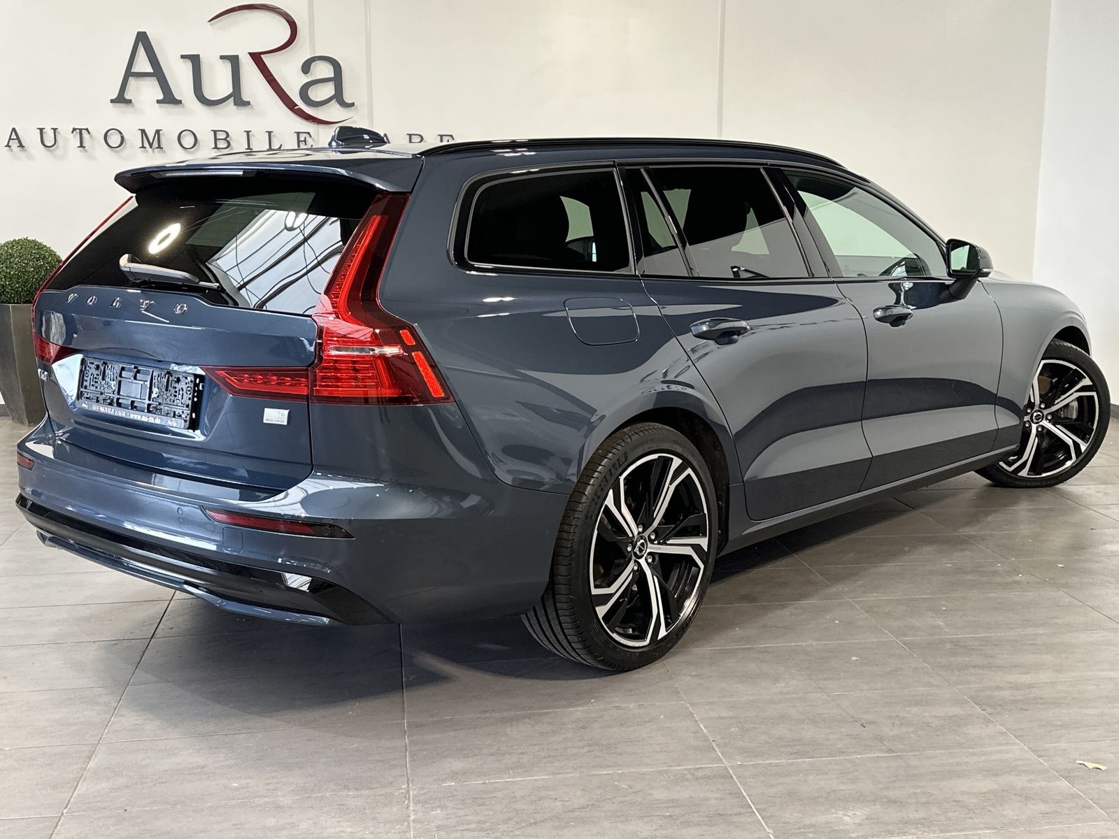 Fahrzeugabbildung Volvo V60 T6 Hybrid Plus Dark AWD NAV+LED+H&K+V-COCK