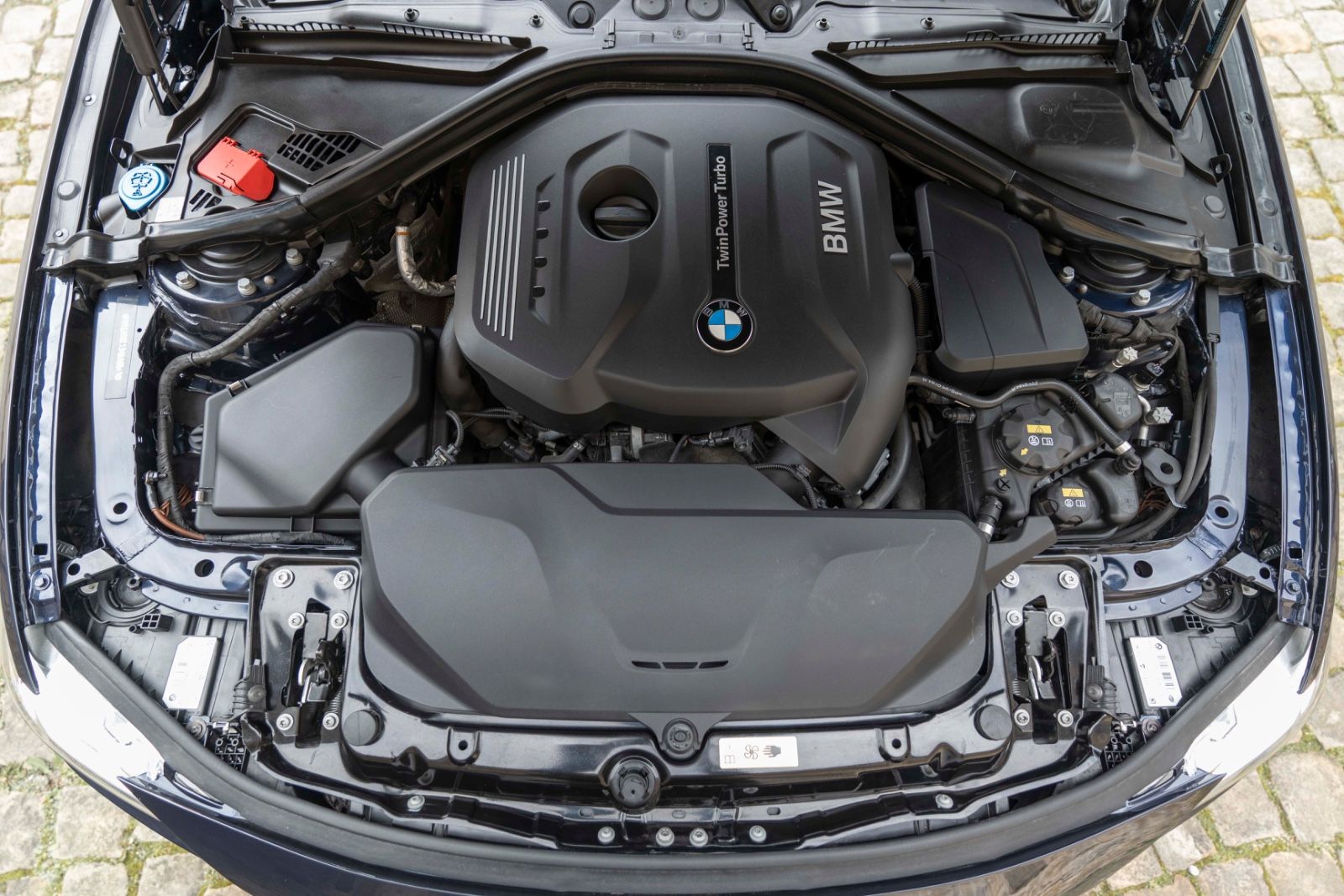 Fahrzeugabbildung BMW 330I M-Performance H&K LED CARPLAY KAM NAV ALC