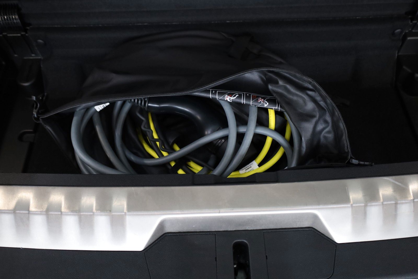 Fahrzeugabbildung BMW 330 e Touring,Leder,Navi,LED,Kamera,HUD, Curved