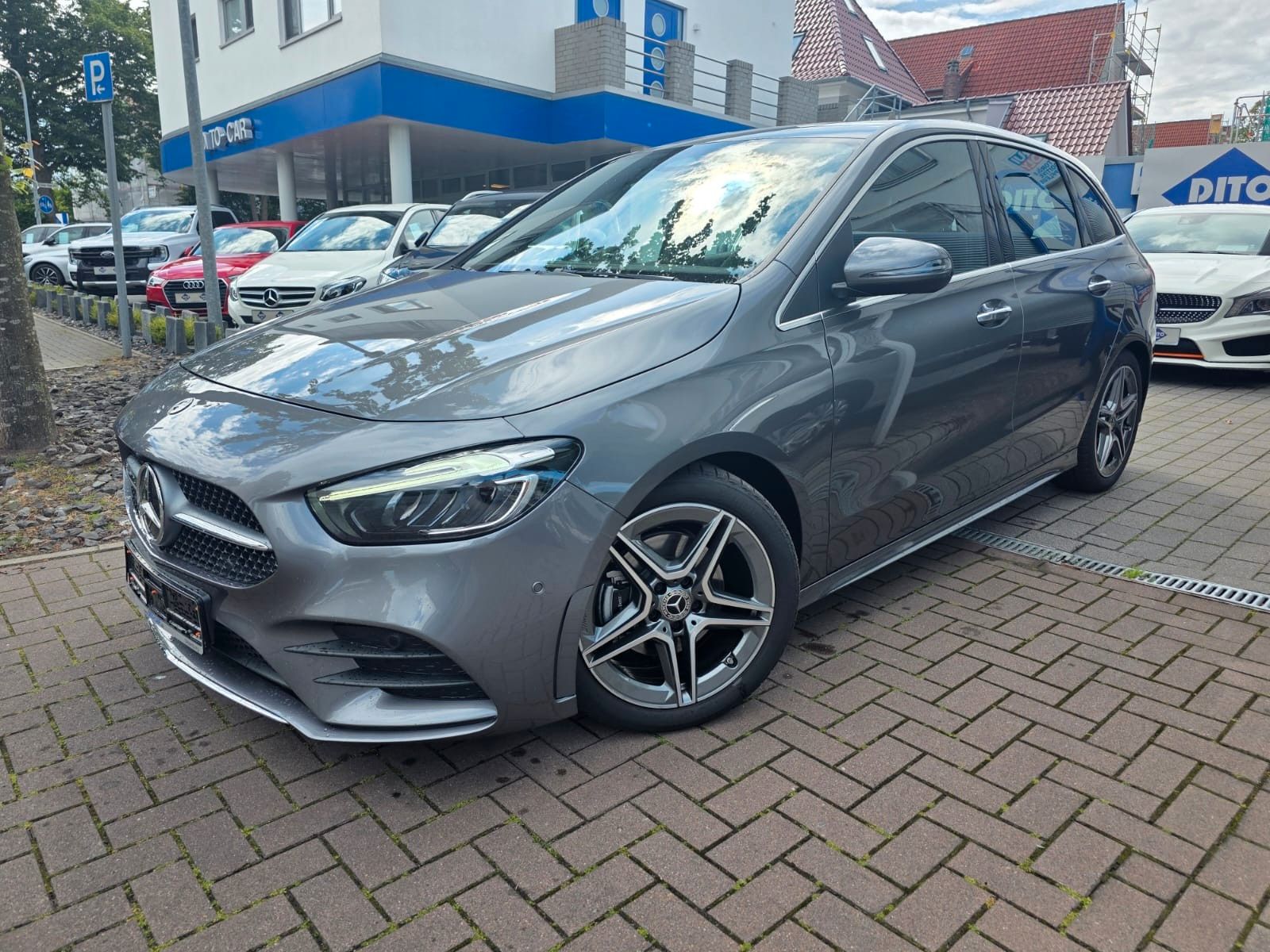 MERCEDES-BENZ B 180 AMG/NAVI/LED/AMBIENTE/RFK