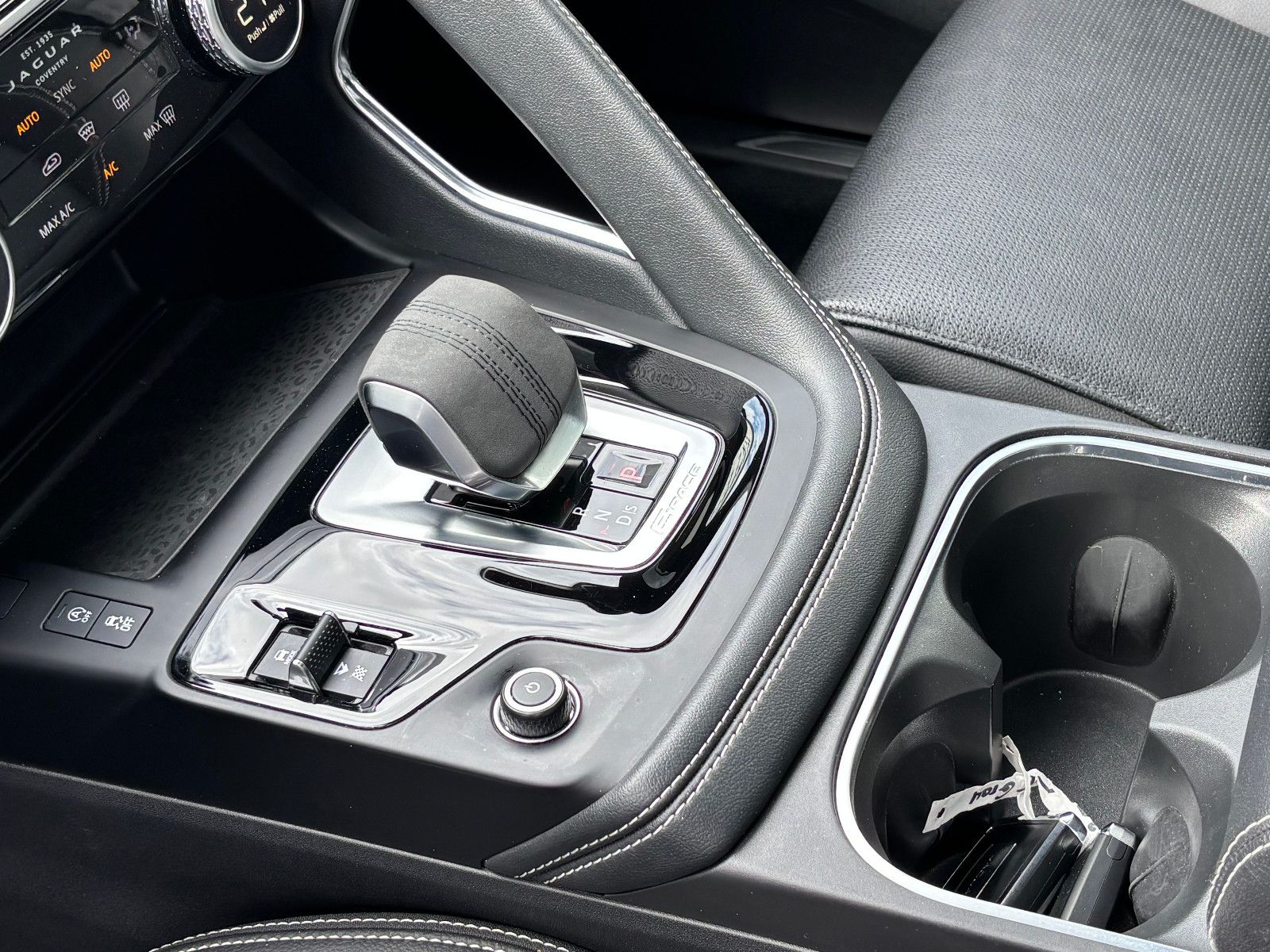 Fahrzeugabbildung Jaguar E-PACE R-Dynamic/AWD/PANORAMA/KAMERA/MERIDIAN