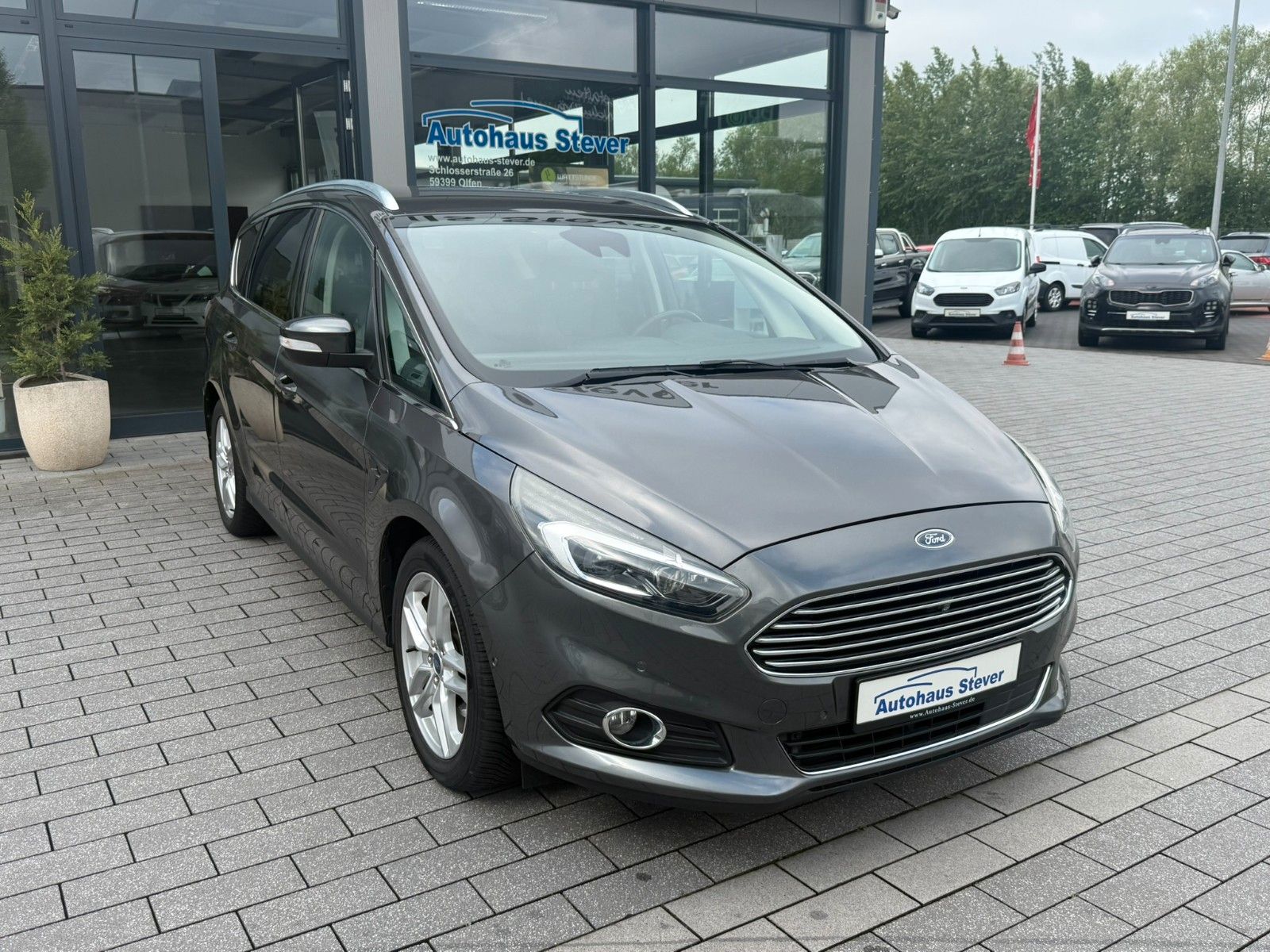Fahrzeugabbildung Ford S-MAX Titanium 7 Sitzplätze
