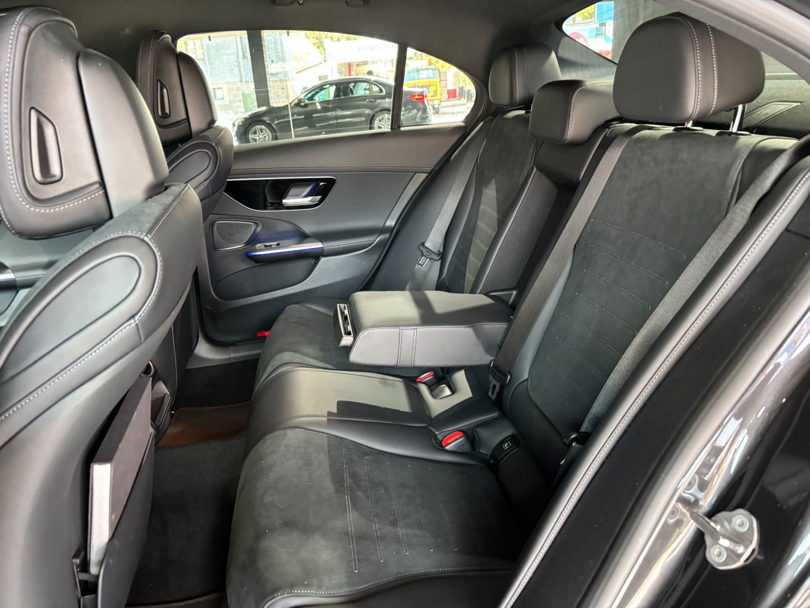 Fahrzeugabbildung Mercedes-Benz C 200 4Matic///AMG LINE//AMBIENTE/KAMERA/CARBON/
