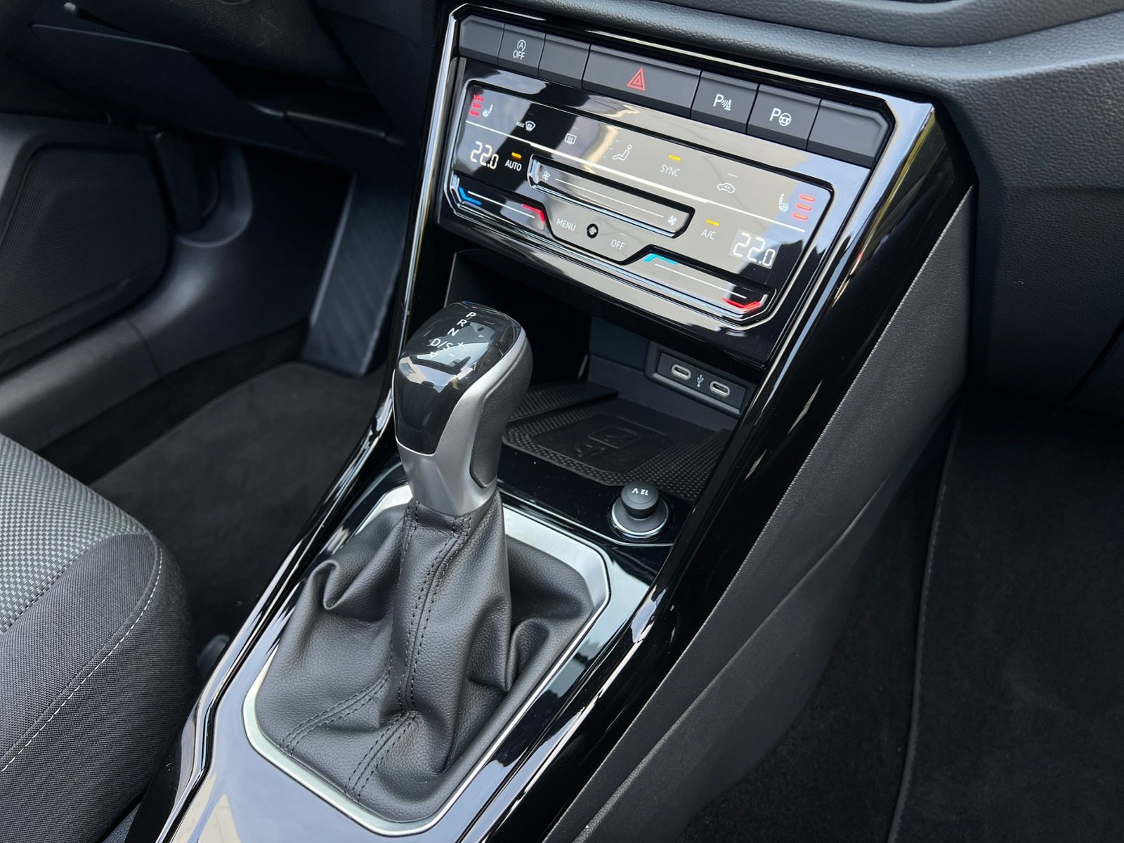 Fahrzeugabbildung Volkswagen T-Roc Cabriolet Style 1.5 TSI DSG *AHK, BlackSty