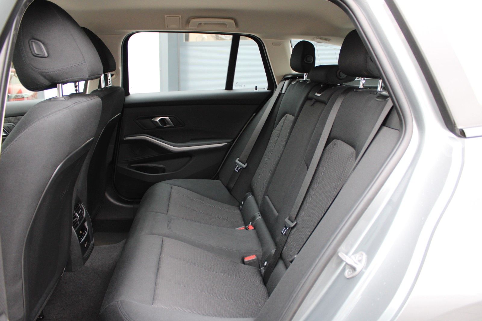 BMW 320 d xDrive Touring NAVI SHZ LED PDC AUT LIVE foto 12